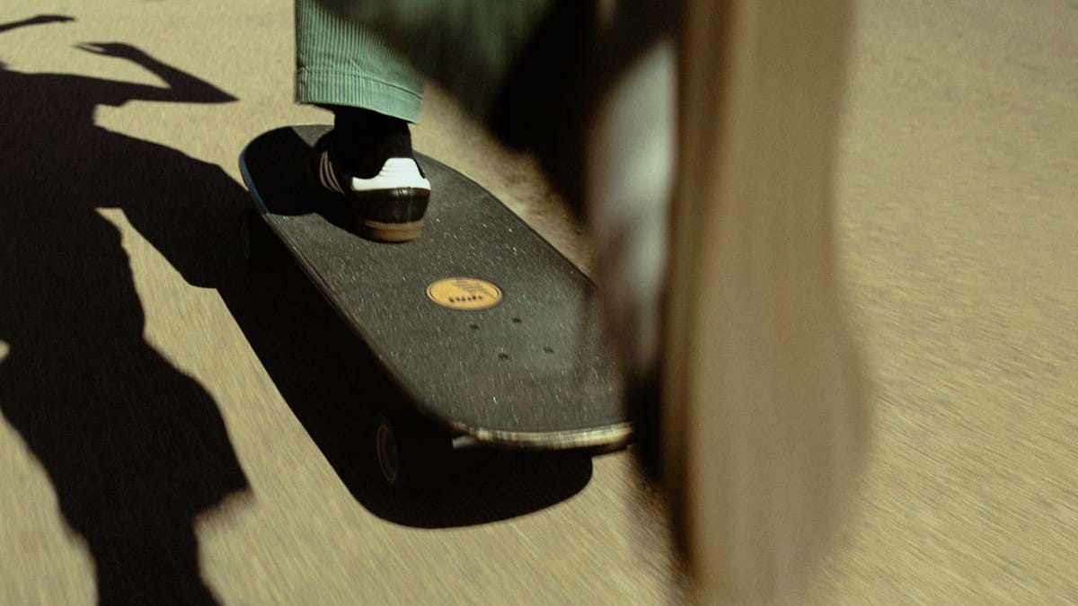 Close-up picture. Skatbeorder pushing his deck forward.
