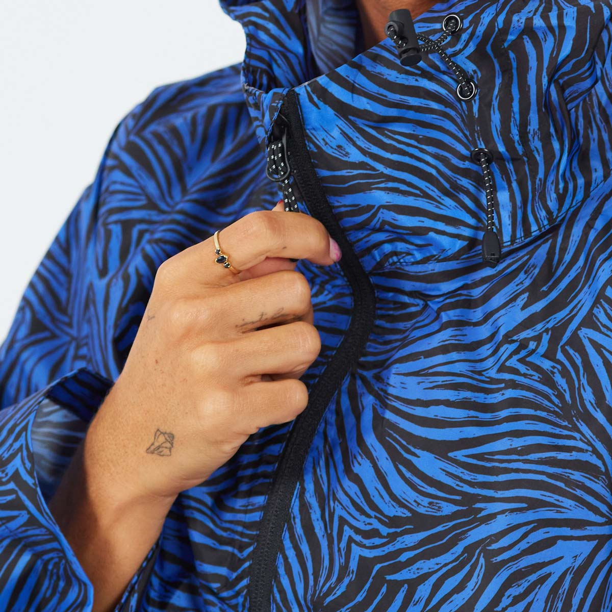 After Essentials Rain Cap Poncho – Zebre