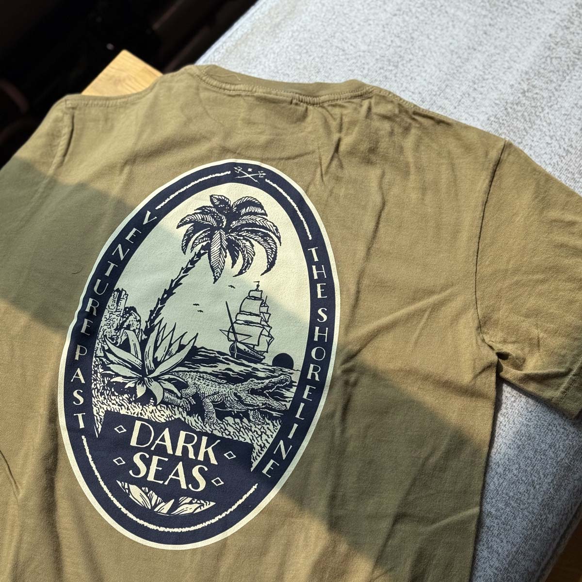 Dark Seas Embargo Pigment S/S Tee – Kelp